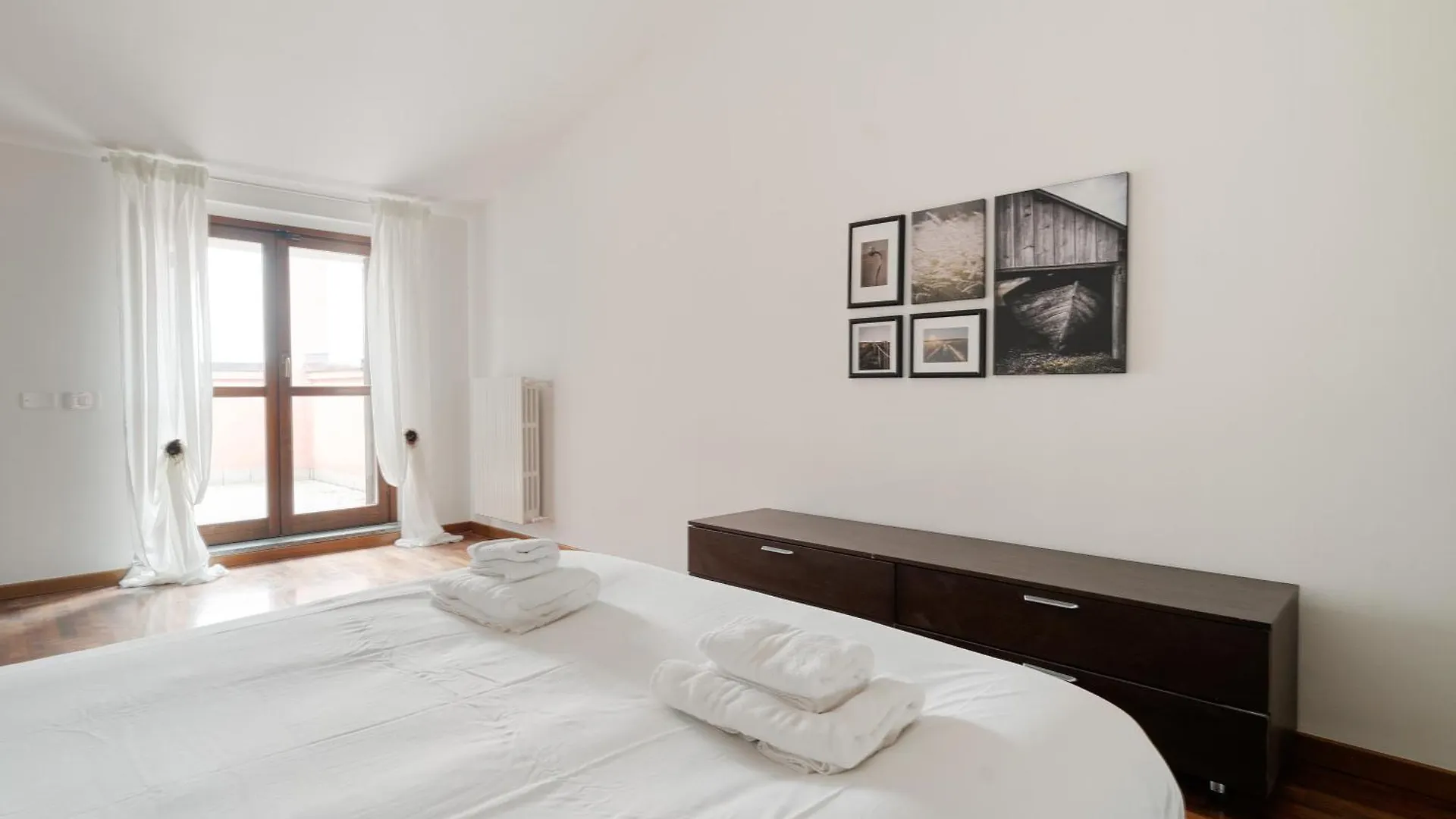 Spacious Apartment 600 Mt To Metro M3 Comasina Milan Italy