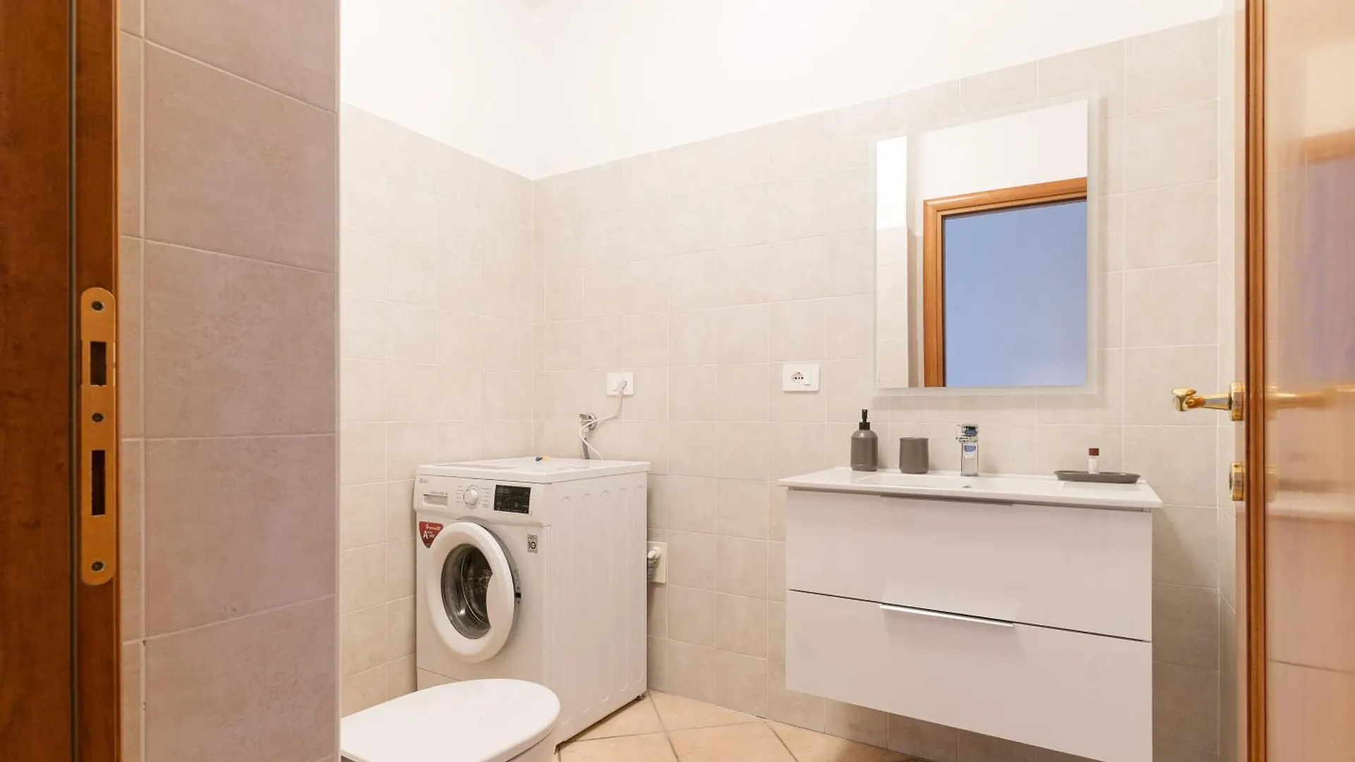 Spacious Apartment 600 Mt To Metro M3 Comasina ミラノ