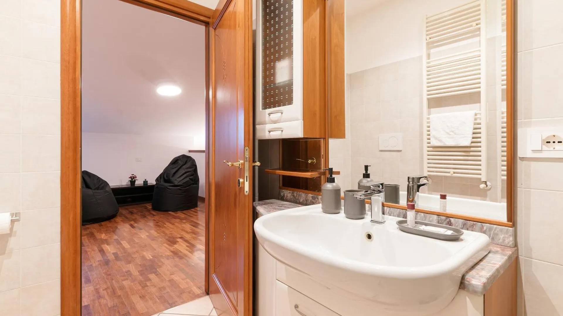 Spacious Apartment 600 Mt To Metro M3 Comasina ミラノ